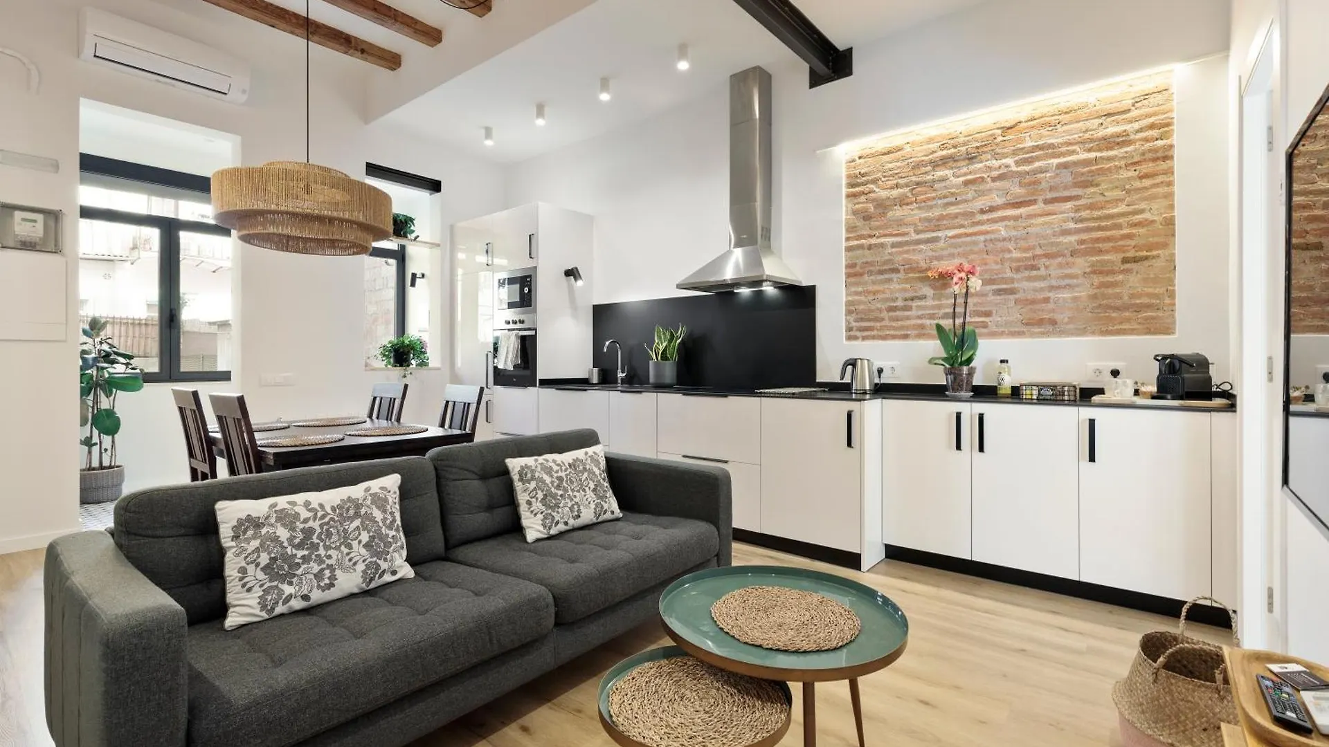 Poble Sec Charming Apartment Барселона