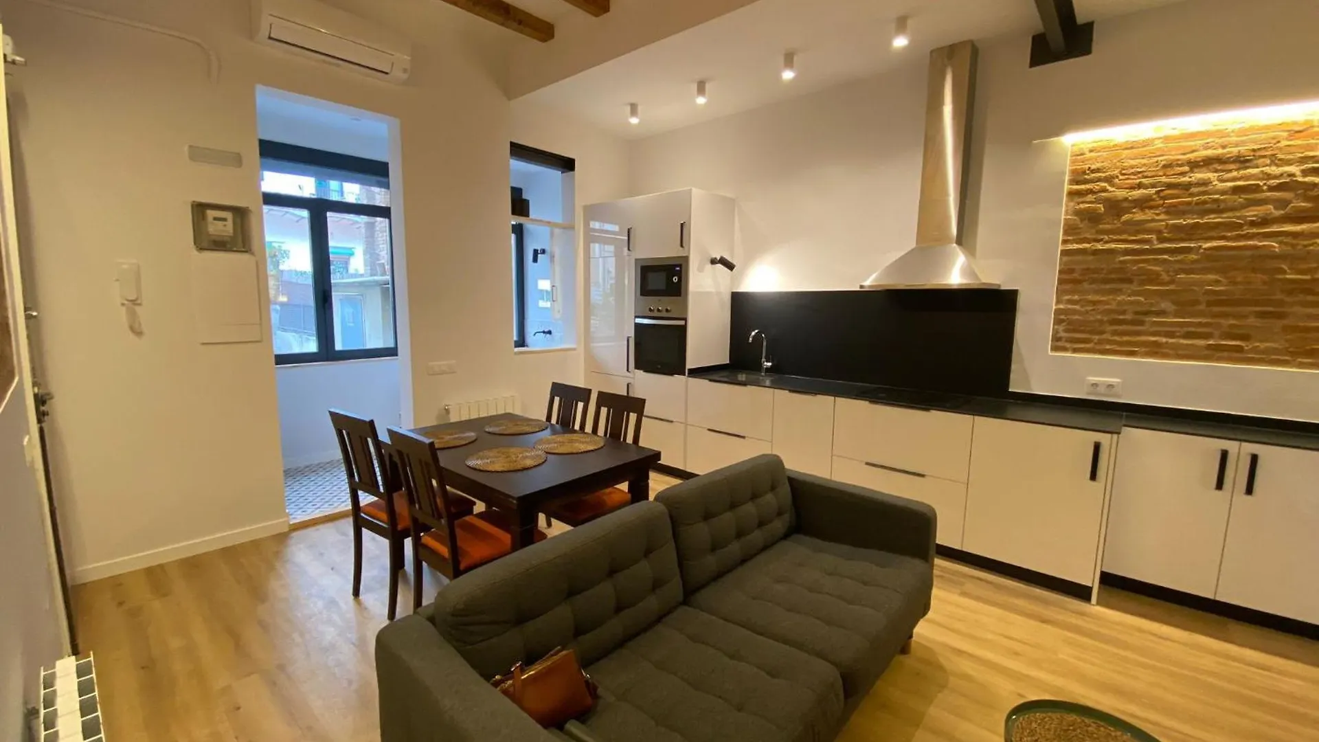 Poble Sec Charming Apartment برشلونة